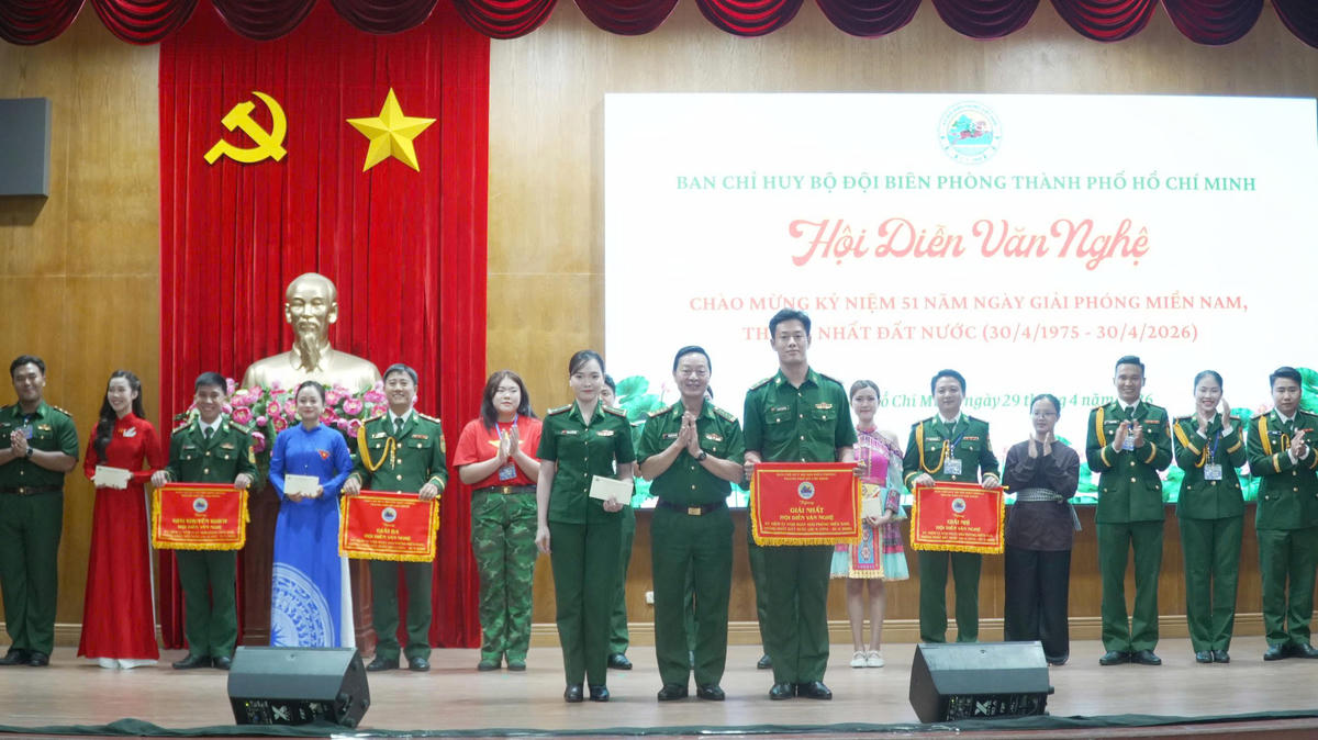 Đại tá Nguyễn Văn Tiến, Phó Chính ủy BĐBP thành phố trao giải Nhất cho đơn vị tham gia hội diễn văn nghệ. Ảnh: Quang Tiến.