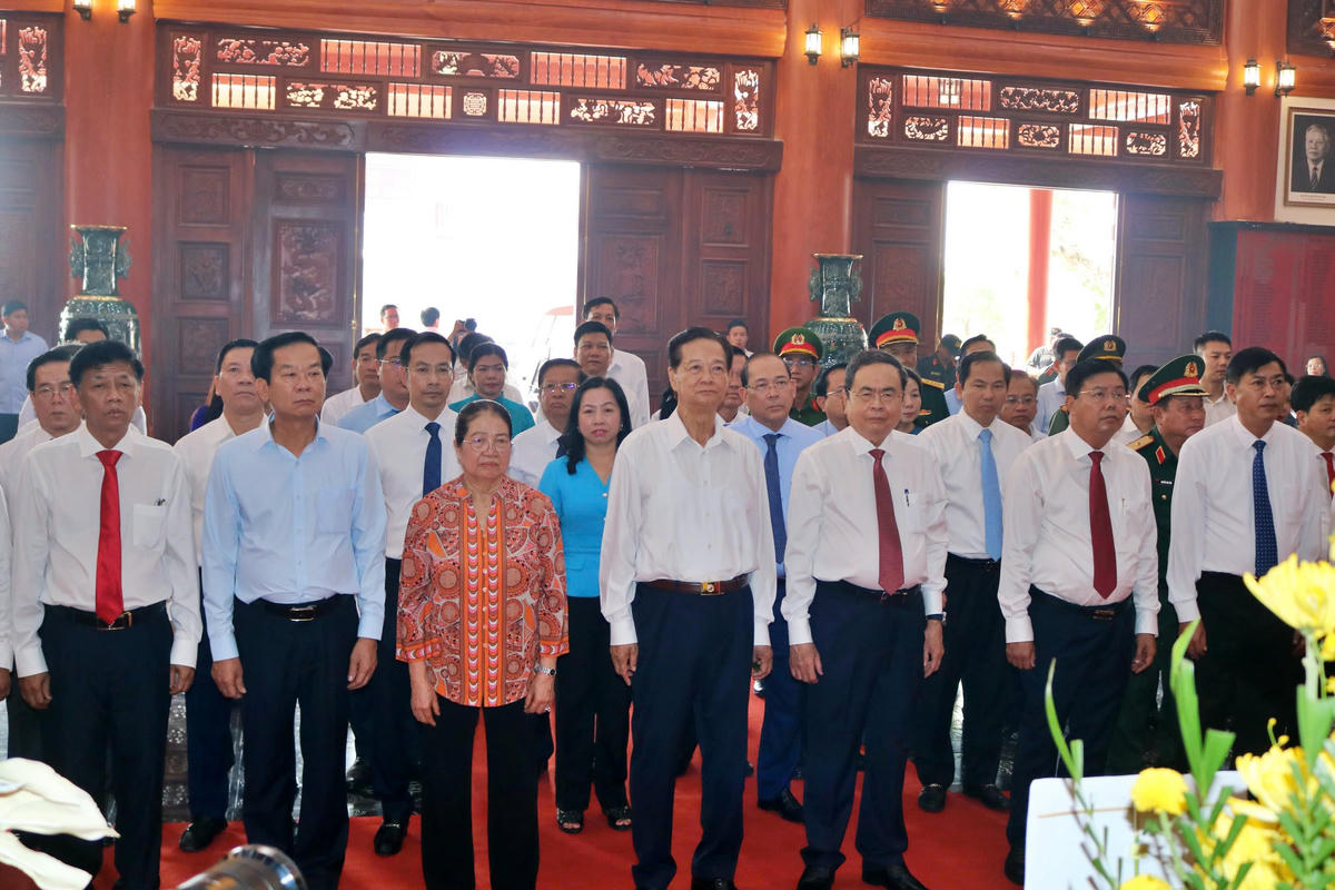Chủ tịch Quốc hội Trần Thanh Mẫn; nguyên Ủy viên Bộ Chính trị, nguyên Thủ tướng Chính phủ Nguyễn Tấn Dũng và Đoàn công tác dâng hoa tưởng niệm các anh hùng liệt sĩ tại Đền tưởng niệm anh hùng liệt sĩ, người có công tỉnh An Giang. Ảnh: B.T