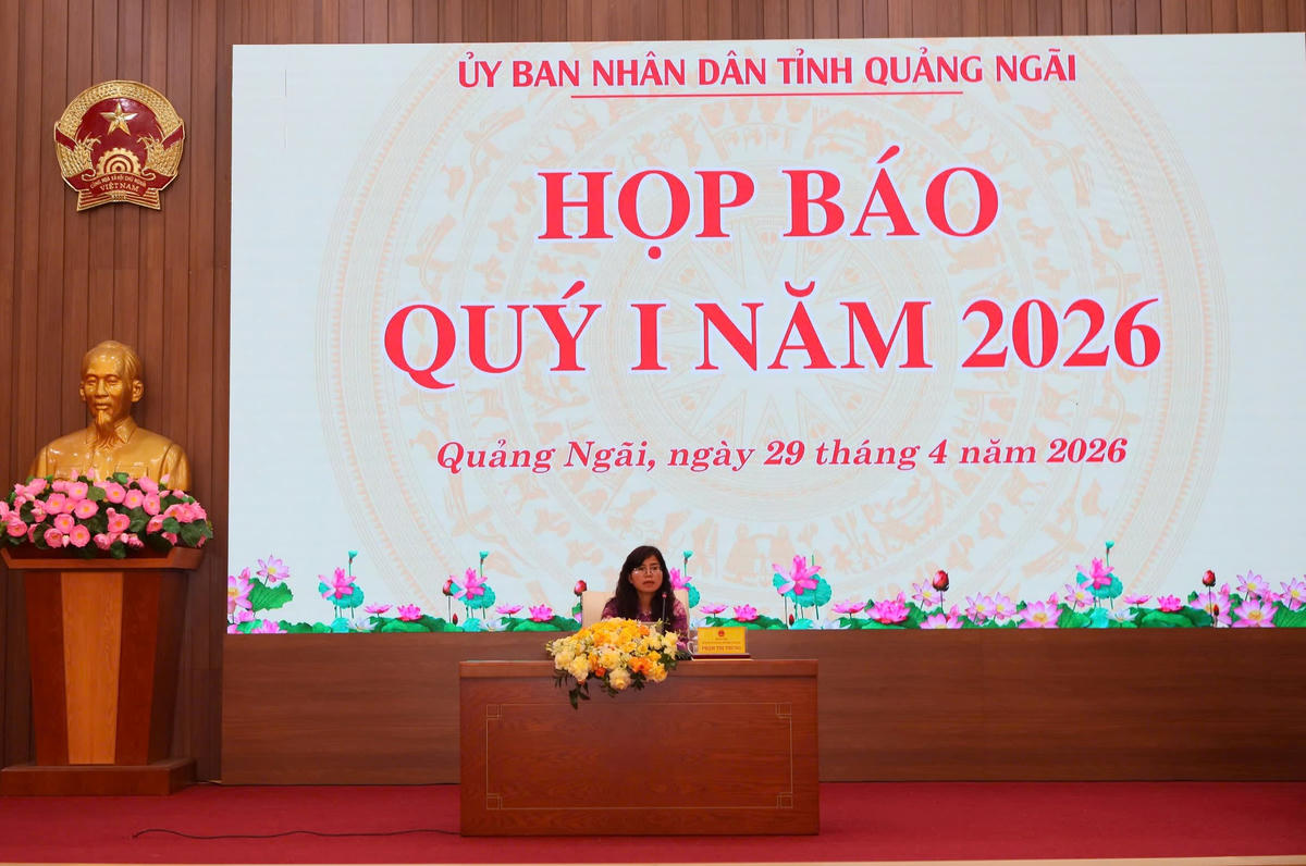 Bà Phạm Thị Trung, Giám đốc Sở Văn hóa, Thể thao và Du lịch tỉnh Quảng Ngãi chủ trì buổi họp báo. Ảnh: Tấn Thành.