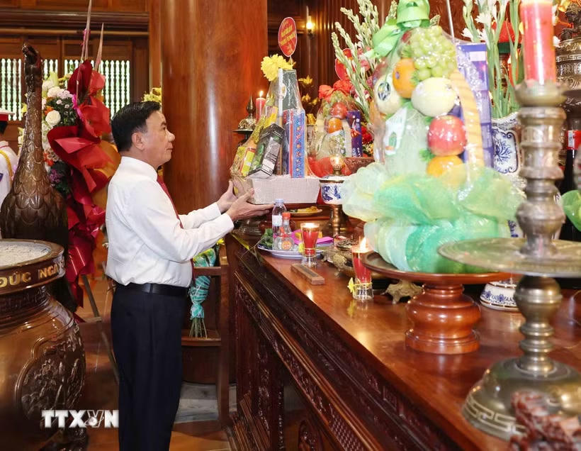 Thường trực Ban Bí thư Trần Cẩm Tú dâng hương tại Khu Di tích Quốc gia đặc biệt Kim Liên, tỉnh Nghệ An. (Ảnh: Phương Hoa/TTXVN).