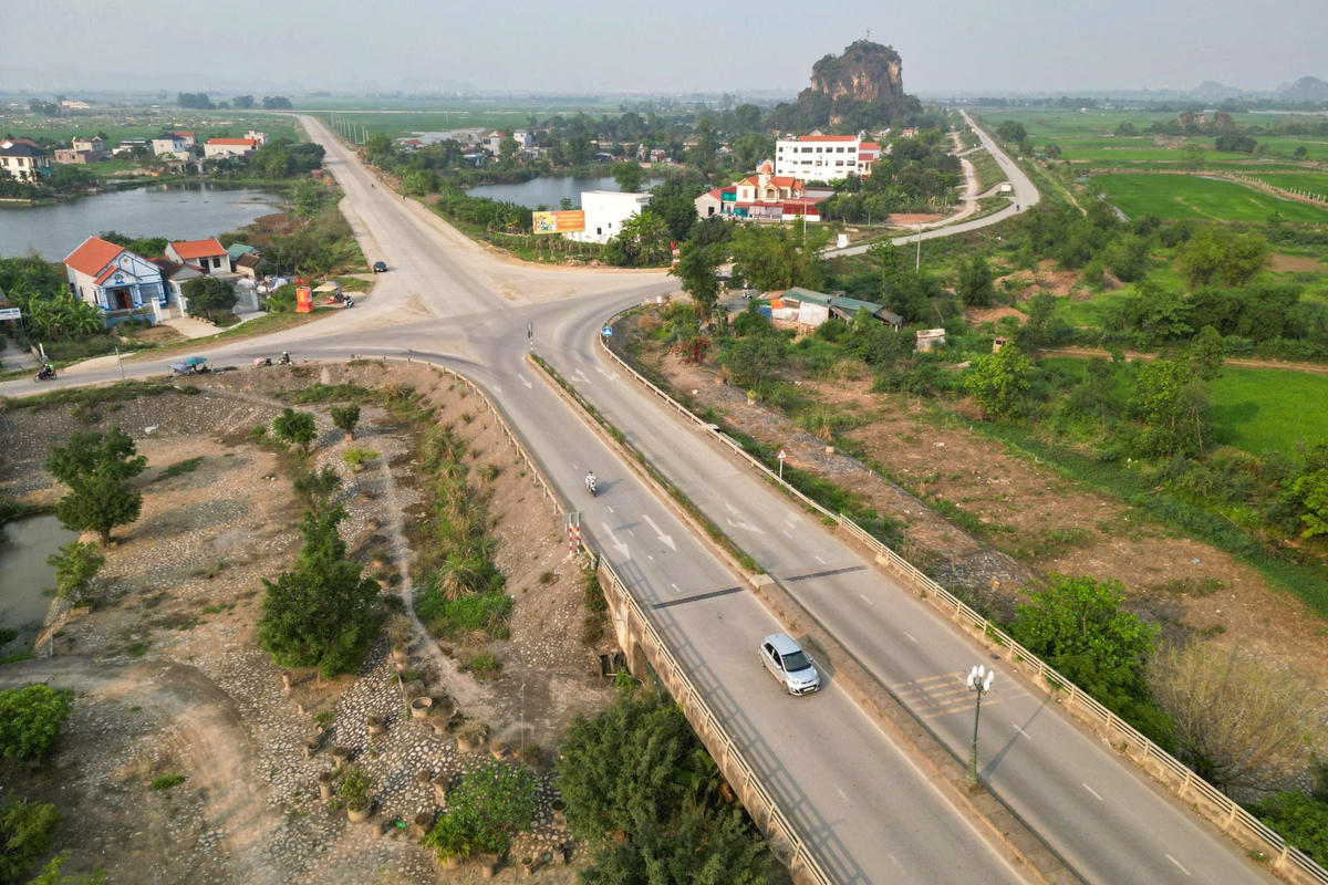 Theo ông Nguyễn Thái Hoà - Phó Giám đốc Ban Quản lý dự án đầu tư xây dựng số 1 tỉnh Ninh Bình cho biết, đơn vị thi công đang phấn đấu đến ngày 30/9, sẽ hoàn thành dự án, thông xe đồng bộ. Ảnh: Đình Minh
