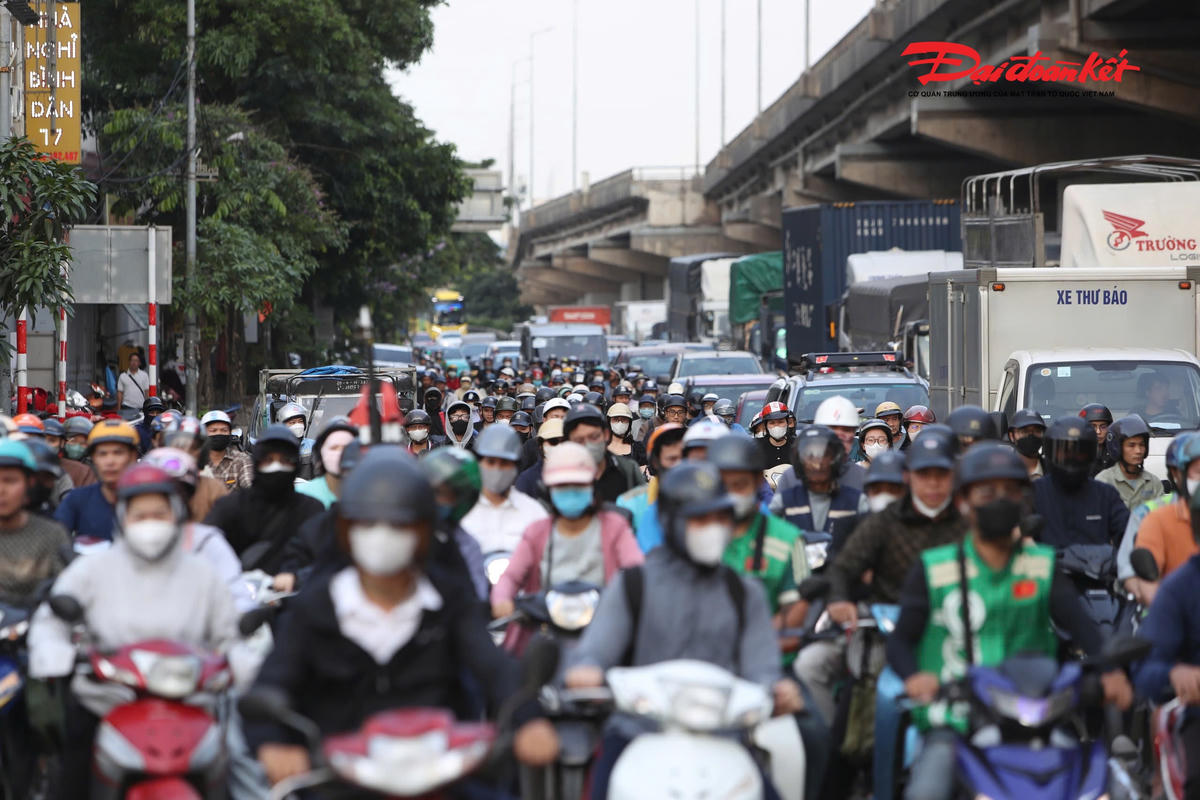"Lượng xe cộ tại các cửa ngõ sẽ gia tăng trong tối nay và sáng ngày 30/4. Phòng CSGT khuyến cáo người dân chọn thời gian, lộ trình thích hợp để tránh ùn tắc; khi tham gia giao thông tuân thủ theo sự hướng dẫn, điều tiết của lực lượng chức năng", Phòng CSGT Công an Hà Nội cho biết.
