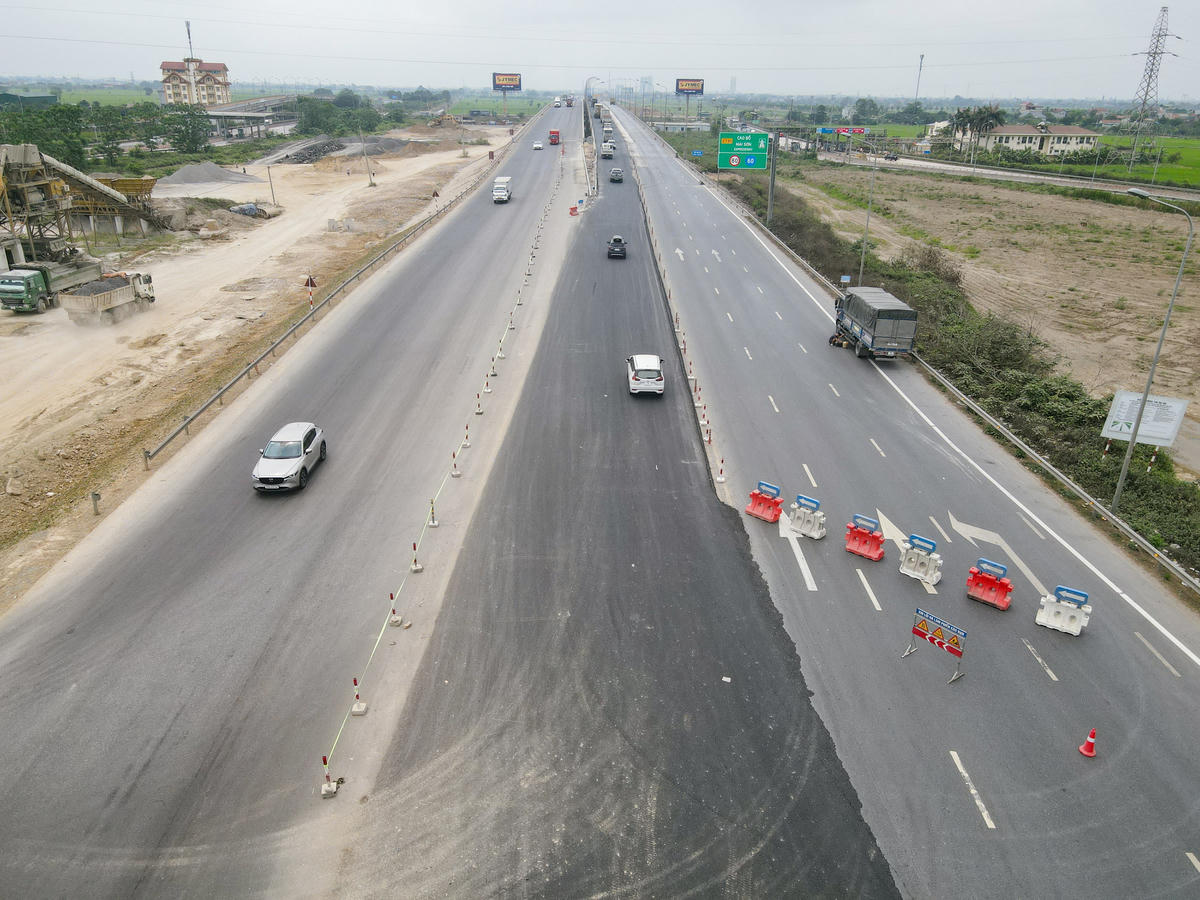 Theo ông Nguyễn Viết Ngọc, dự kiến ngày 30/4, dự án sẽ thông xe phần mở rộng, đến tháng 8 sẽ phấn đấu thông xe toàn tuyến. Ảnh: Đình Minh