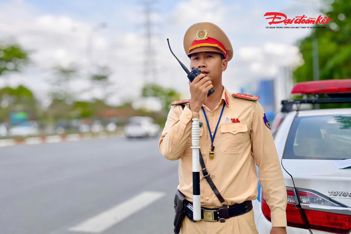 Bên cạnh đó, các tổ tuần tra, kiểm soát lưu động được duy trì, tập trung xử lý nghiêm các hành vi vi phạm là nguyên nhân trực tiếp dẫn đến ùn tắc và tai nạn giao thông như vi phạm nồng độ cồn, dừng, đỗ sai quy định…