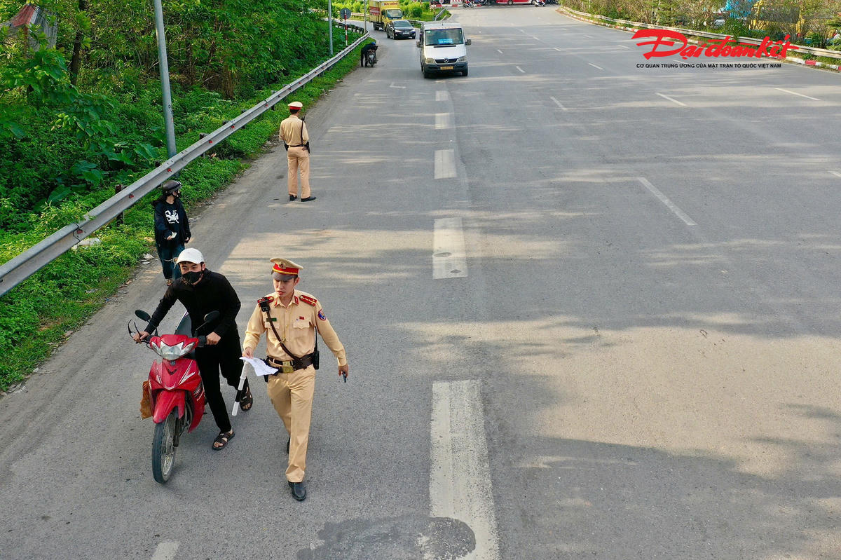 Tổ tuần tra kiểm soát xử lý trường hợp điều khiển xe máy đi vào đường cao tốc.