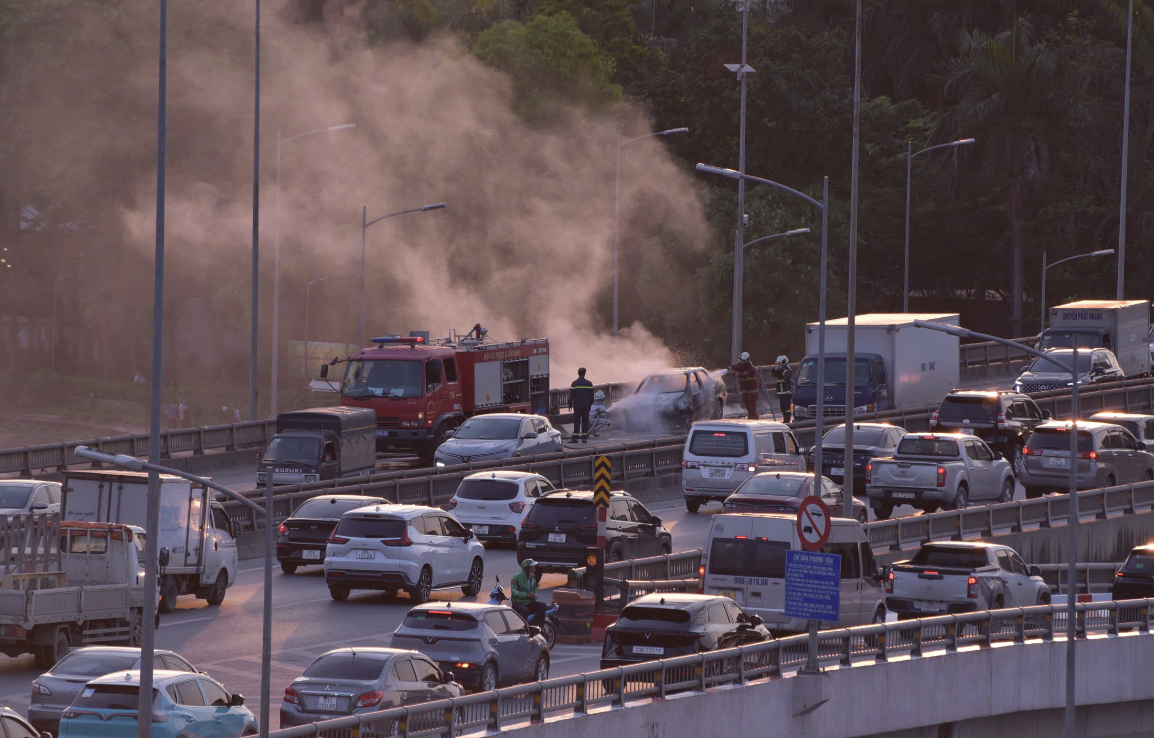 Lực lượng chức năng nhanh chóng dập tắt đám cháy.