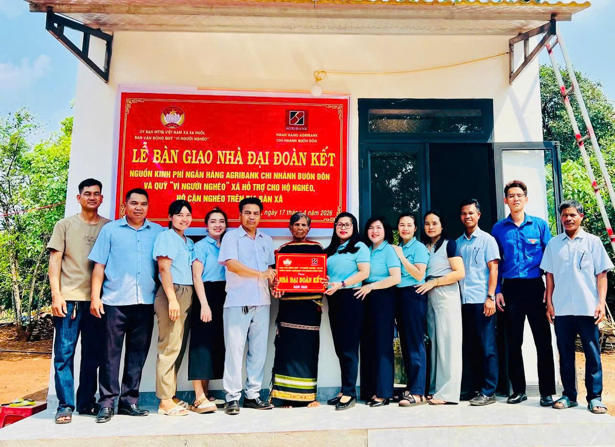 Xã Ea Nuôl bàn giao nhà đại đoàn kết cho hộ nghèo.