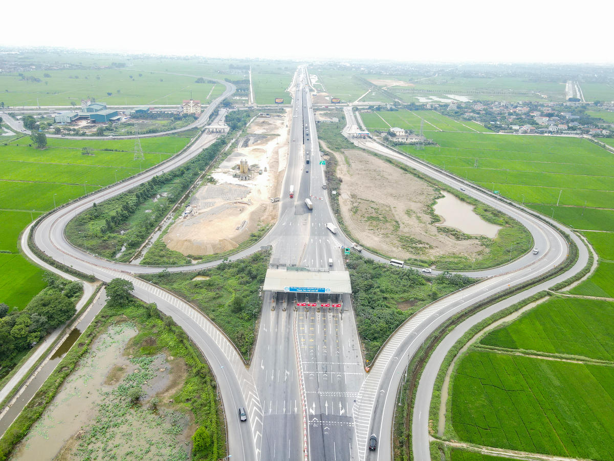 Theo ghi nhận thực tế của PV Báo Đại đoàn kết, sau hơn 1 năm thi công, trên toàn tuyến, nhiều hạng mục đã đạt khối lượng đáng kể. Công tác xử lý nền đất yếu cơ bản hoàn tất, các lớp nền K95, K98 và cấp phối đá dăm đang được thi công đồng bộ. Ảnh chụp tại điểm đầu tại nút giao Cao Bồ ở xã Vũ Dương.