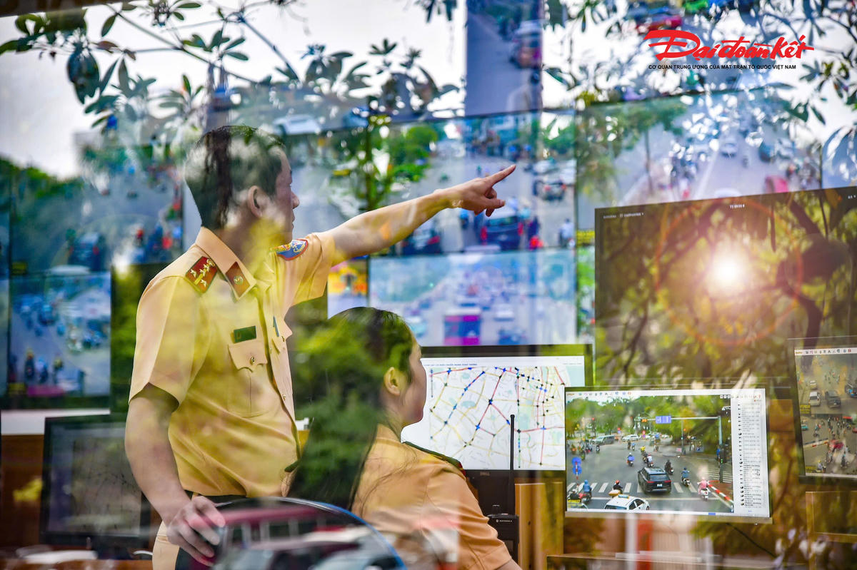 Song song với công tác ngoài hiện trường, CSGT theo dõi sát tình hình giao thông qua hệ thống camera tích hợp AI; từ dữ liệu thời gian thực, chủ động phối hợp các đội địa bàn, kịp thời phát hiện, xử lý các sự cố phát sinh.