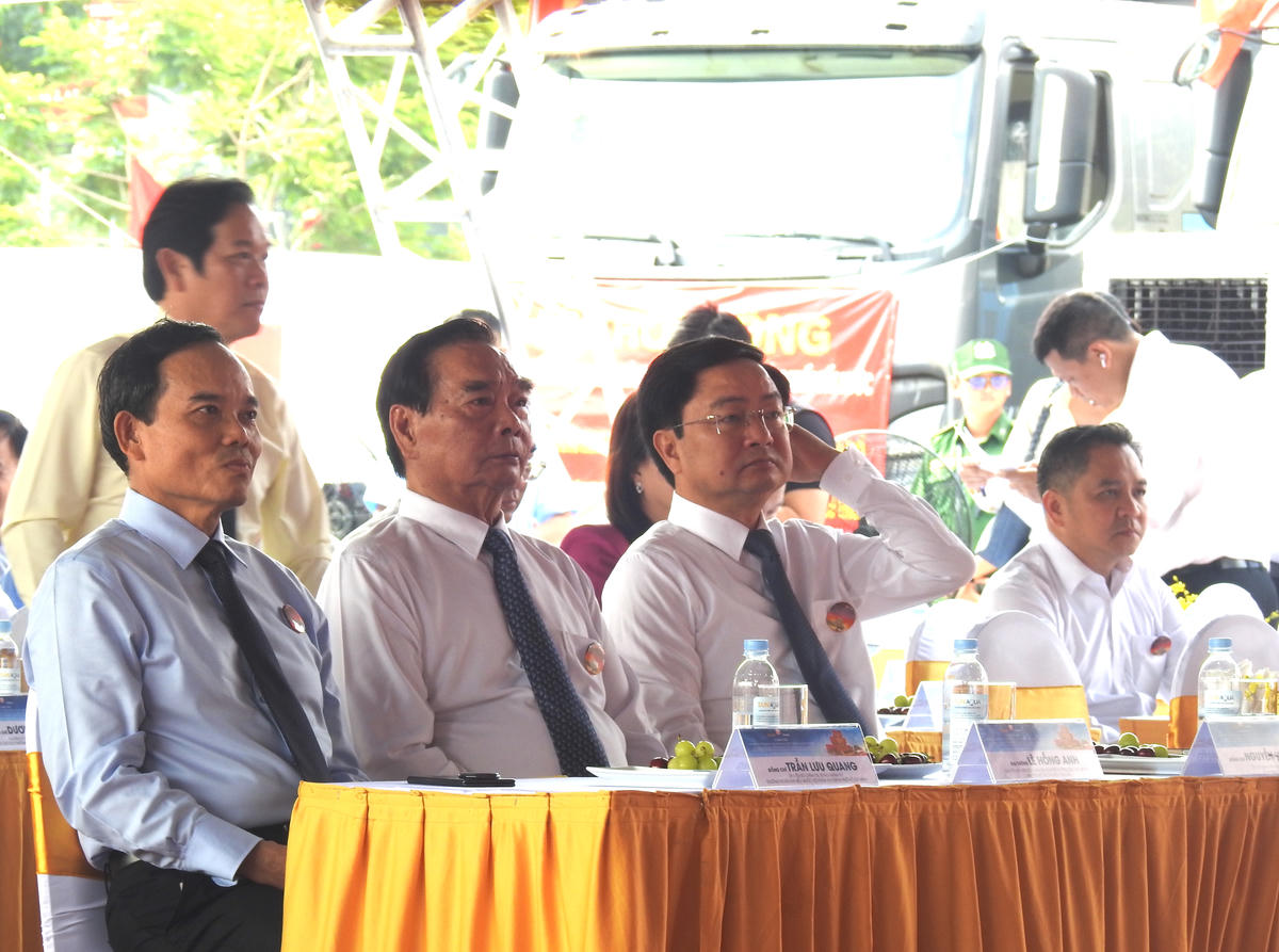 Các lãnh đạo, nguyên lãnh đạo Trung ương và địa phương tham gia buổi lễ. Ảnh: Đ.Xá.