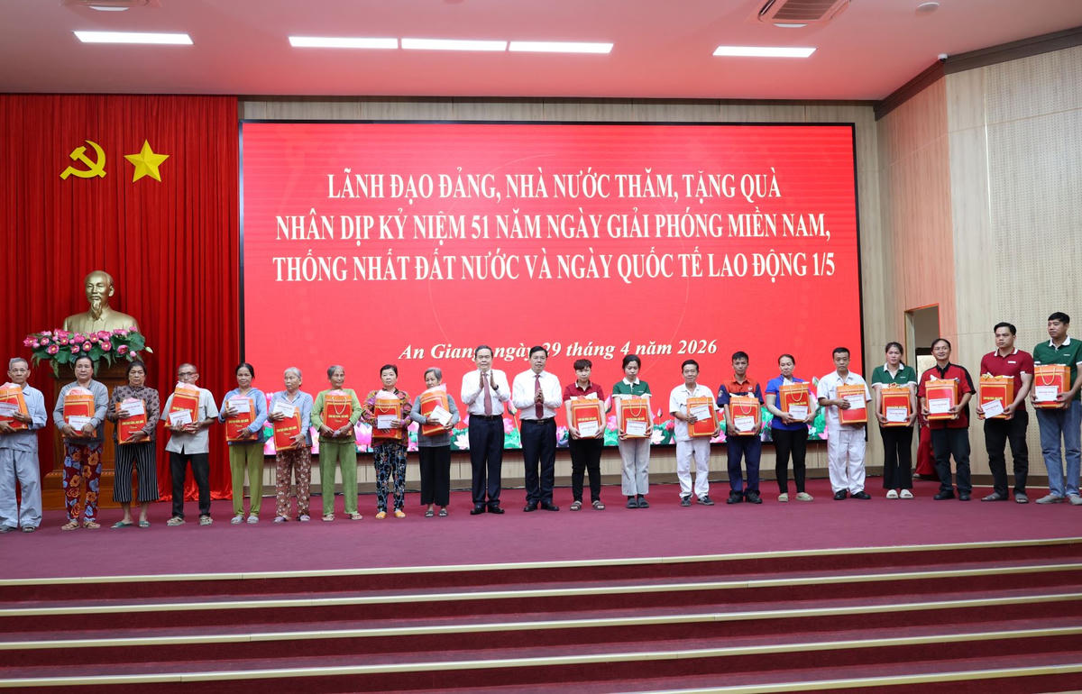 Chủ tịch Quốc hội Trần Thanh Mẫn trao quà cho các gia đình chính sách, người dân và công nhân có hoàn cảnh khó khăn. Ảnh: H.H