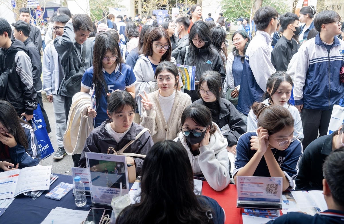 Thí sinh tìm hiểu thông tin tuyển sinh của trường đại học.