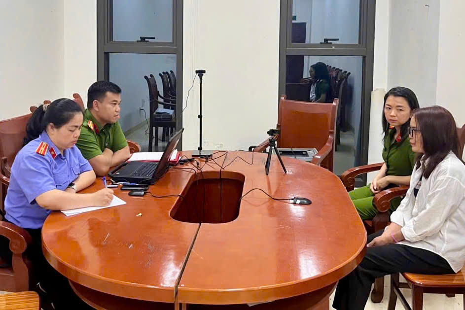 Lực lượng chức năng lấy lời khai của đối tượng Hà Thị Ban. Ảnh: Công an tỉnh Phú Thọ.