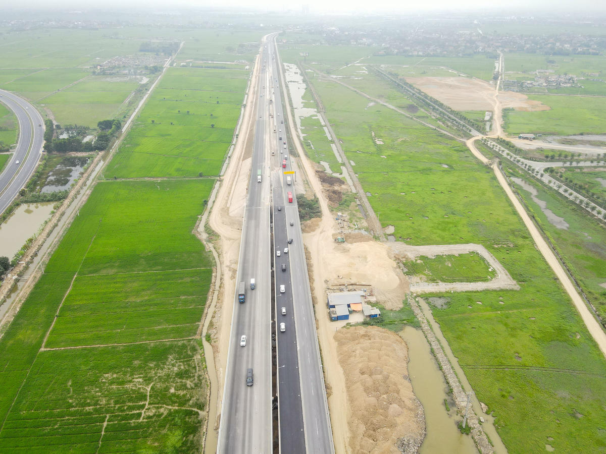 Theo thiết kế, sau khi hoàn thành, vận tốc khai thác cũng sẽ được nâng từ 80km/h lên 100 - 120km/h, góp phần rút ngắn thời gian lưu thông và nâng cao hiệu quả vận tải. Ảnh: Đình Minh