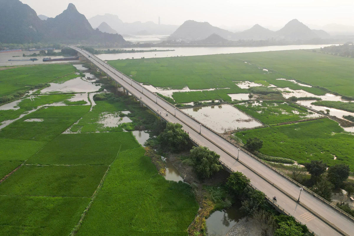 Theo thiết kế, dự án có nền đường rộng 16m, mặt đường 15m, 2 bên bố trí dải cây xanh rộng 9m, tạo cảnh quan đồng bộ, hiện đại, phù hợp định hướng phát triển du lịch. Ảnh: Đình Minh