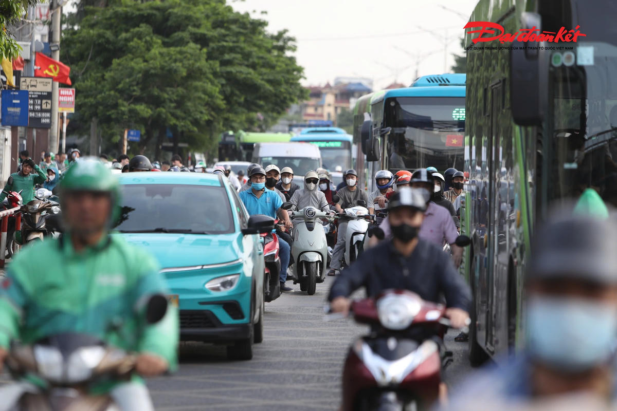 Dòng xe đông đúc rời Hà Nội, người dân bắt đầu kỳ nghỉ lễ 30/4 - 1/5