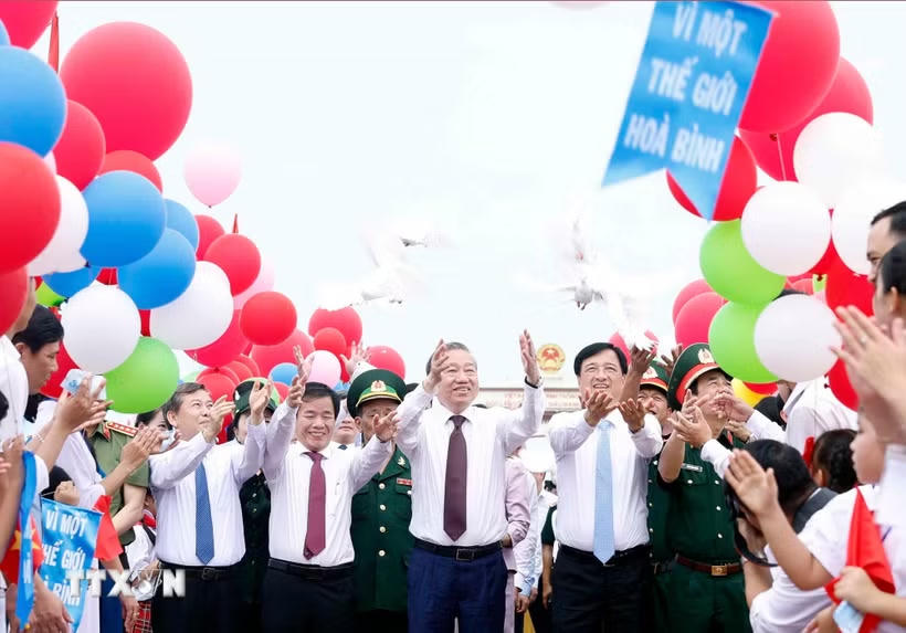 Tổng Bí thư, Chủ tịch nước Tô Lâm và các đại biểu thả chim bồ câu trên cầu Hiền Lương. (Ảnh: Thống Nhất/TTXVN).