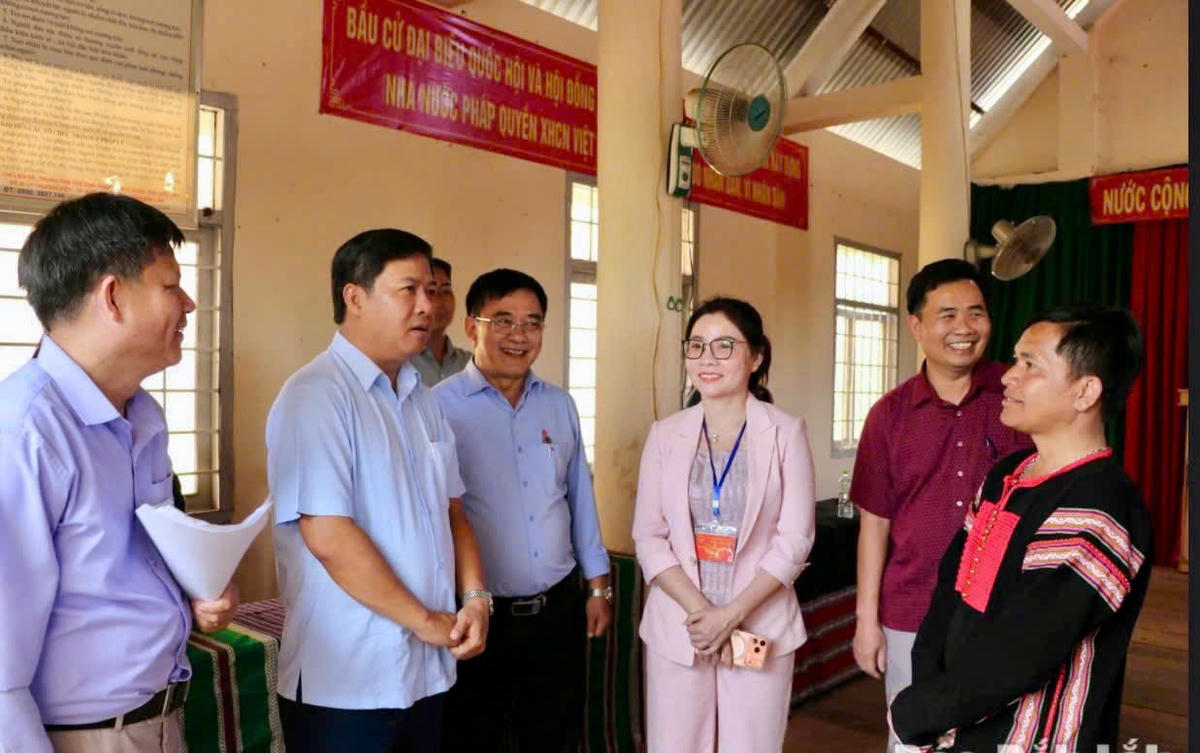 Đồng chí Lương Nguyễn Minh Triết, Bí thư Tỉnh ủy kiểm tra khu vực bỏ phiếu ở Ea Nuôl trong dịp bầu cử Đại biểu Quốc hội và HĐND các cấp.