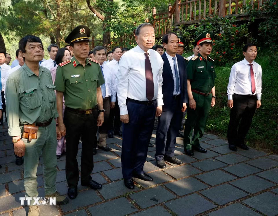 Tổng Bí thư, Chủ tịch nước Tô Lâm cùng Đoàn công tác của Trung ương và lãnh đạo tỉnh Quảng Trị tưởng niệm Đại tướng Võ Nguyên Giáp. (Ảnh: Thống Nhất/TTXVN)