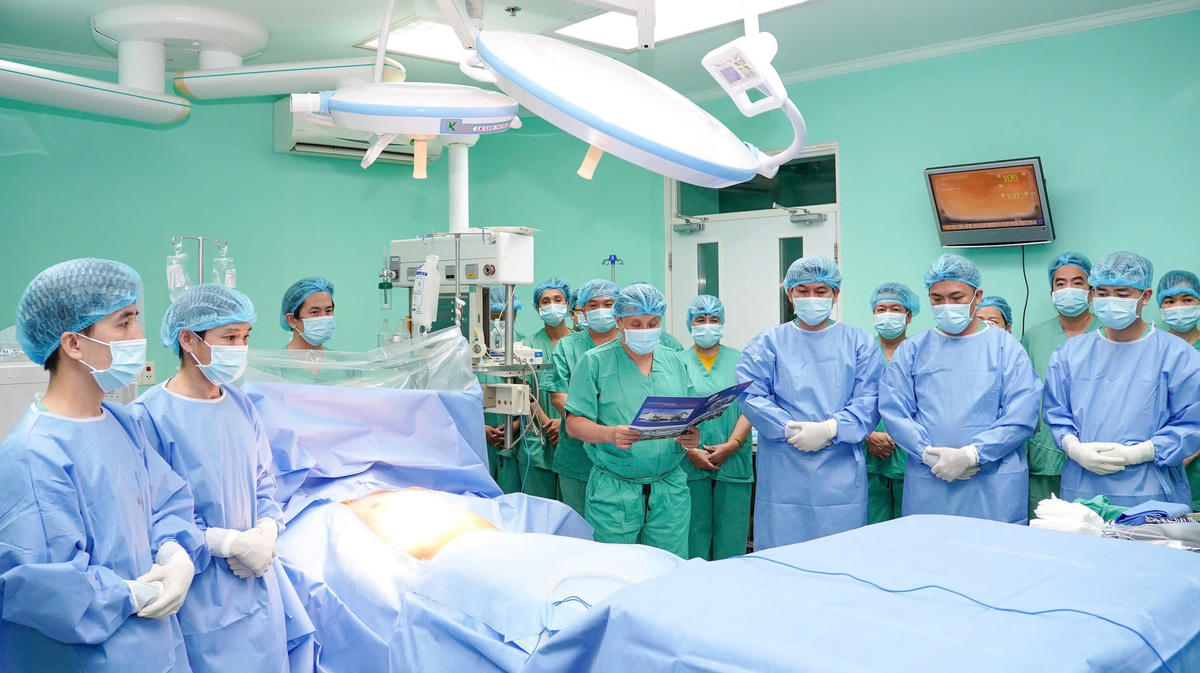 Các y, bác sĩ Bệnh viện Trung ương Huế dành 1 phút mặc niệm tri ân người hiến tạng. Ảnh: B.T.