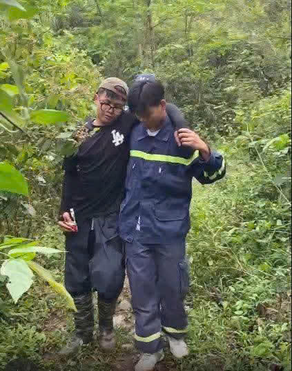 Nam sinh Nguyễn Tuấn Anh khi được lực lượng chức năng tìm thấy và đưa về nơi an toàn. Ảnh: Công an tỉnh Phú Thọ.