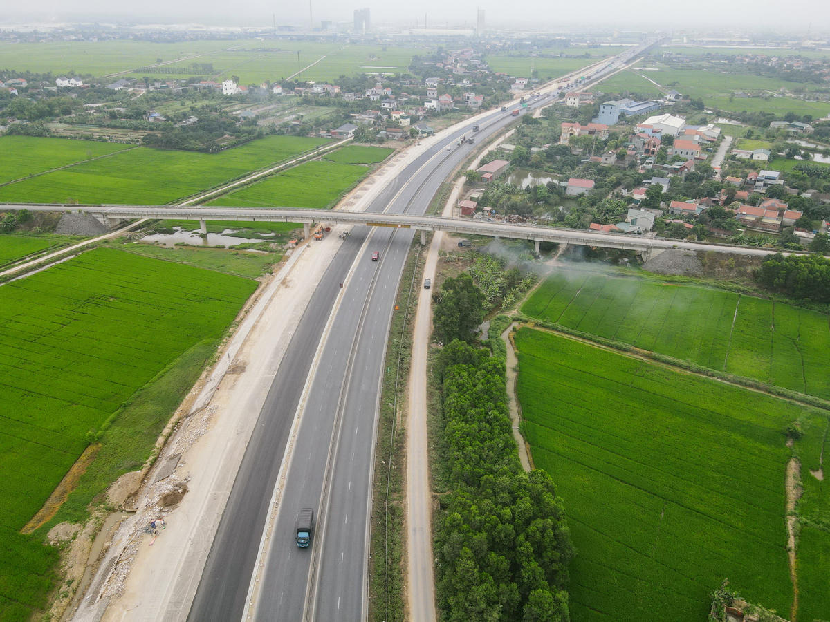 Ông Nguyễn Viết Ngọc, Giám đốc Ban Quản lý dự án đầu tư xây dựng (thuộc Sở Xây dựng tỉnh Ninh Bình) - chủ đầu tư dự án mở rộng tuyến cao tốc Cao Bồ - Mai Sơn cho biết, dự án có tổng mức đầu tư gần 1.876 tỷ đồng, chiều dài khoảng 15,2km khởi công ngày 7/3/2025, được triển khai nhằm nâng cấp tuyến từ quy mô 4 làn xe lên 6 làn xe hoàn chỉnh. Ảnh: Đình Minh