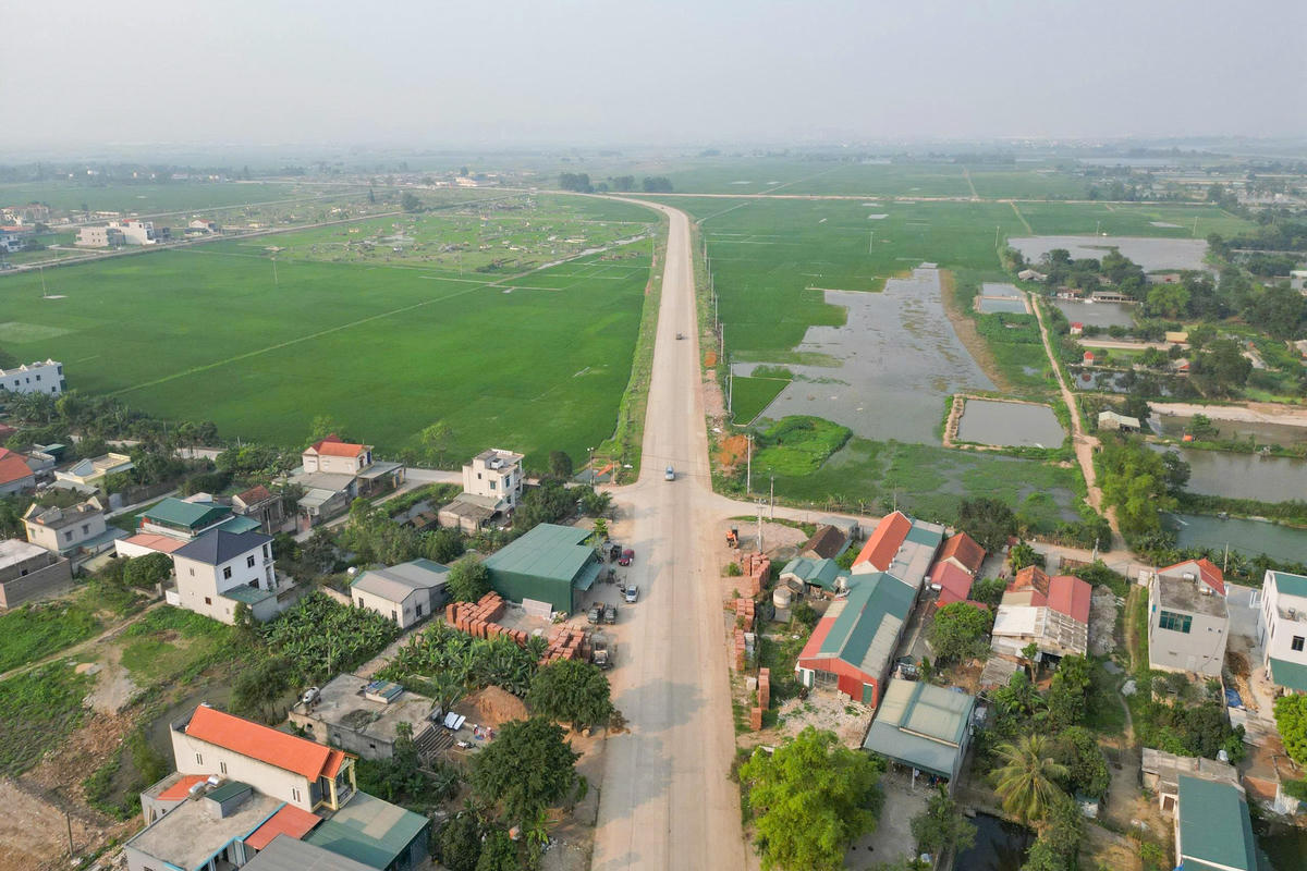 Khi đưa vào khai thác, tuyến đường sẽ rút ngắn đáng kể thời gian di chuyển giữa chùa Bái Đính và chùa Tam Chúc, đồng thời, kết nối tới chùa Hương, hình thành hành lang du lịch tâm linh quy mô lớn ở miền Bắc. Ảnh: Đình Minh