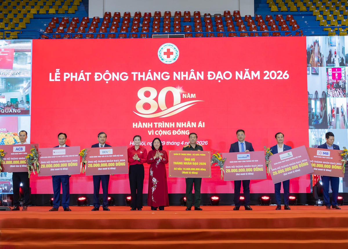 Ông Trần Văn Dũng – Thành viên HĐTV Agribank (thứ hai từ trái sáng) trao biểu trưng ủng hộ Chương trình 20 tỷ đồng
