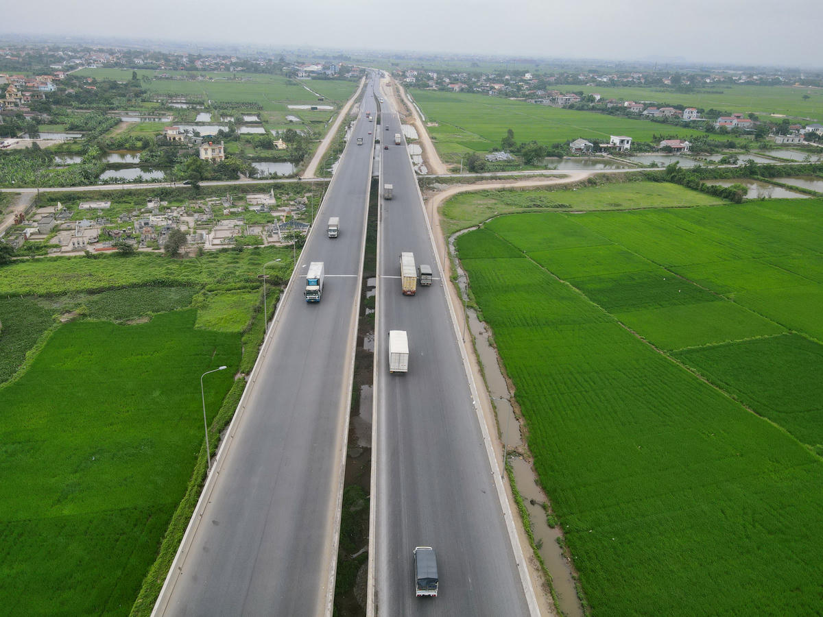 Trong khi đó, các cầu đã có đủ hai đơn nguyên như cầu Mai Sơn, Đông Thịnh, Nam Bình đang được cải tạo bề mặt để đồng bộ khai thác 6 làn xe. Ảnh: Đình Minh
