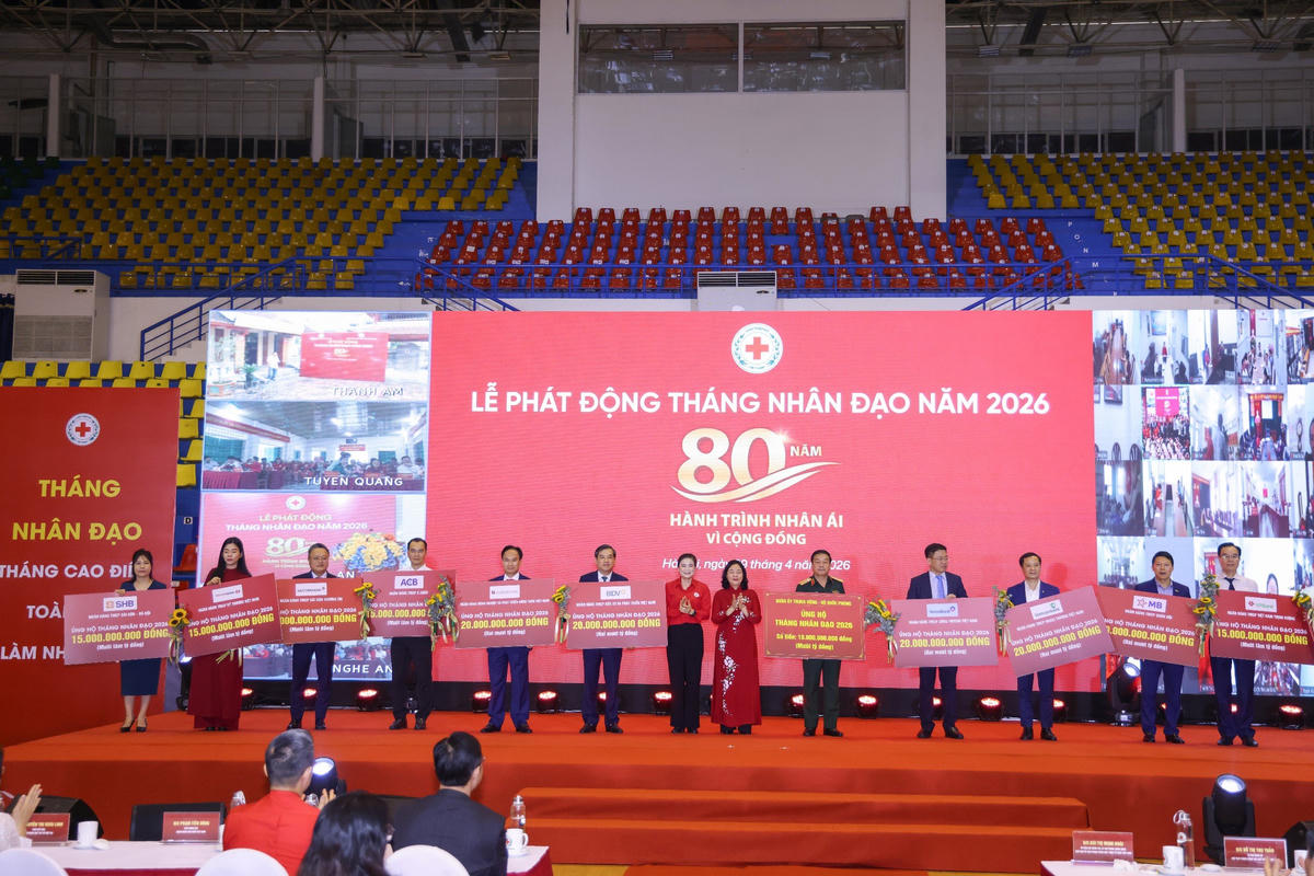 Bà Bùi Thị Minh Hoài, Chủ tịch Ủy ban Trung ương MTTQ Việt Nam và lãnh đạo Trung ương Hội Chữ thập đỏ Việt Nam tiếp nhận biển tượng trưng đăng ký ủng hộ và cam kết đồng hành từ các đơn vị, tổ chức. Ảnh: Quang Vinh