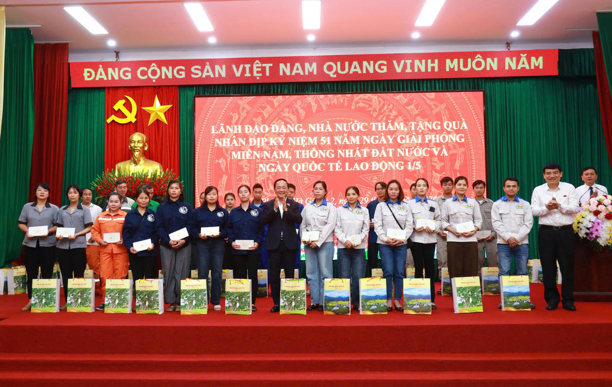 Trưởng ban Tuyên giáo và Dân vận Trung ương Trịnh Văn Quyết và Chủ nhiệm Ủy ban Văn hóa và Xã hội&nbsp;của Quốc hội Nguyễn Đắc Vinh tặng quà cho công nhân lao động có hoàn cảnh khó khăn.