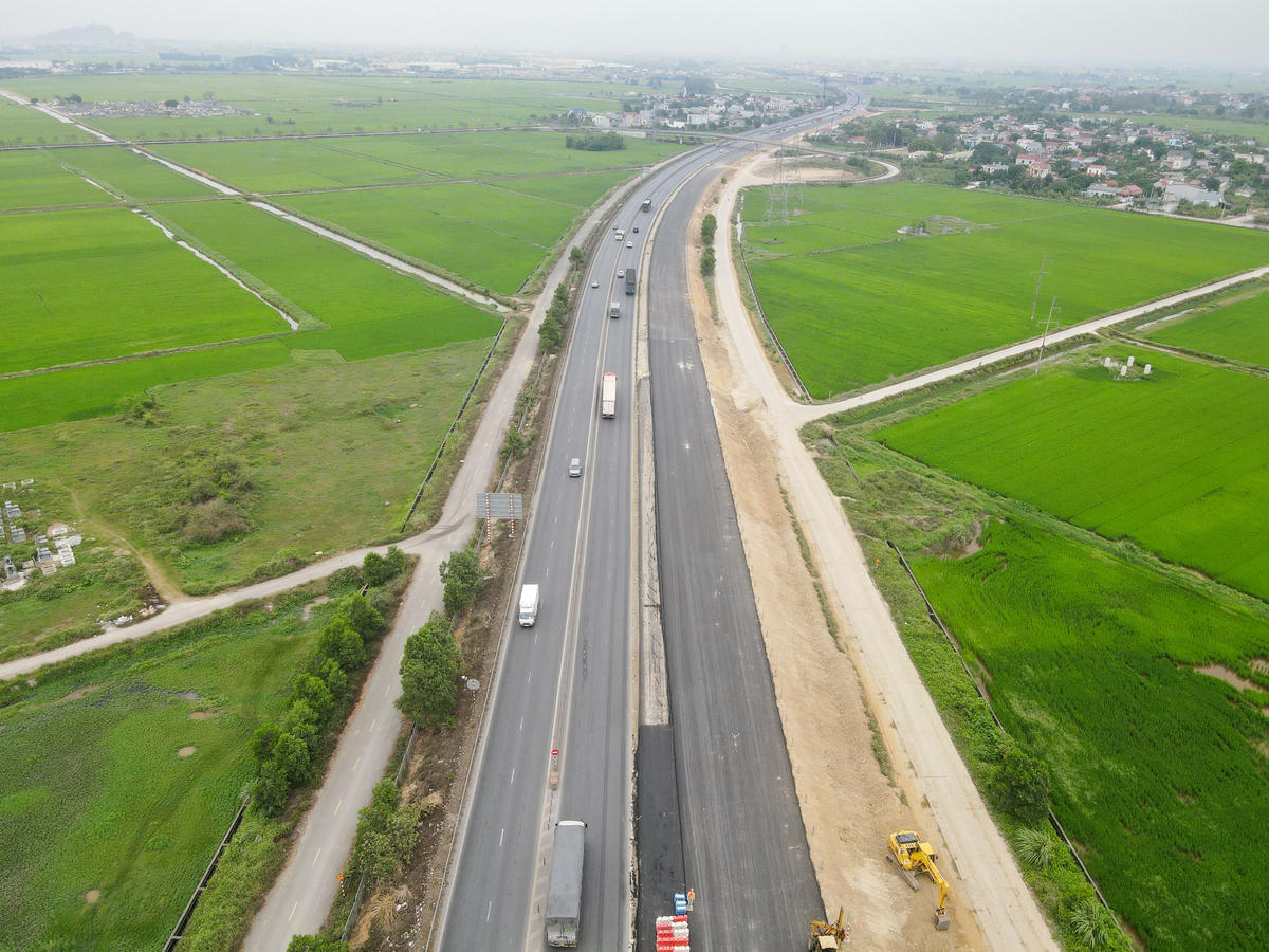 Sau khi hoàn thành, tuyến sẽ có nền đường rộng hơn 32m, đáp ứng nhu cầu lưu thông ngày càng tăng cao, đồng thời giảm tải áp lực cho các đoạn tuyến lân cận. Ảnh: Đình Minh