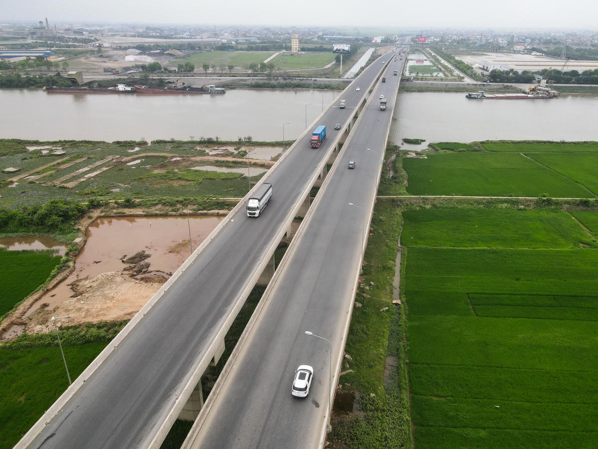 Ở hạng mục cầu, các công trình trọng điểm như cầu Cao Bồ, cầu Cẩm, cầu vượt QL 10 hay cầu Quán Vinh đã hoàn thành nhiều phần việc quan trọng như kết cấu nhịp, bản mặt cầu, lan can và lớp bê tông nhựa. Một số cầu đã bước vào giai đoạn hoàn thiện như lắp khe co giãn, hệ thống thoát nước mặt cầu. Ảnh: Đình Minh