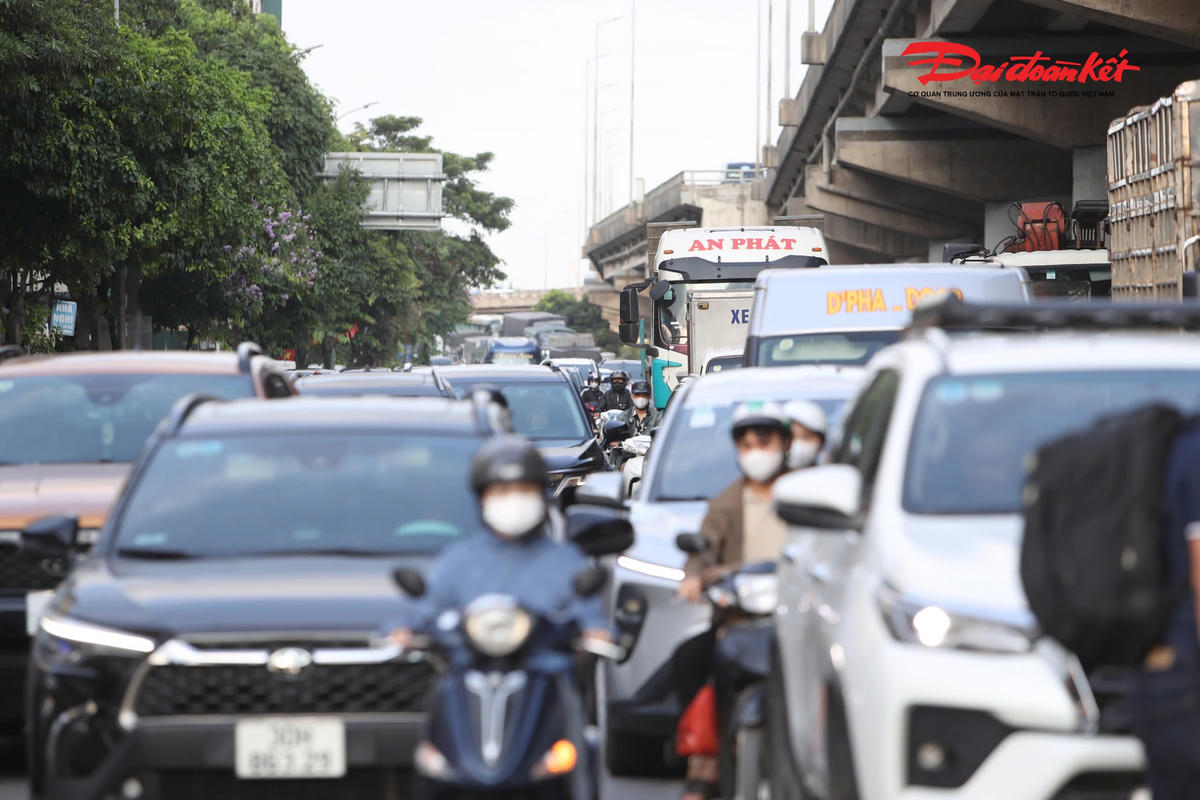 Theo ghi nhận của PV Báo Đại đoàn kết, từ 16h30 ngày 29/4, thời điểm kết thúc ngày làm việc cuối cùng trước kỳ nghỉ lễ 30/4 - 1/5, lưu lượng phương tiện đổ về các cửa ngõ Hà Nội bắt đầu gia tăng.