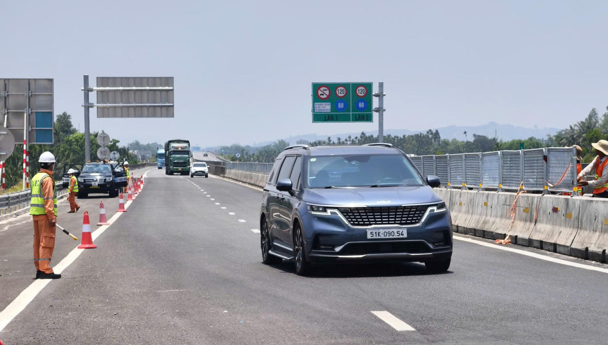 Nhân viên hướng dẫn phương tiện lưu thông trên cao tốc Quảng Ngãi-Hoài Nhơn. Ảnh: Tấn Thành.