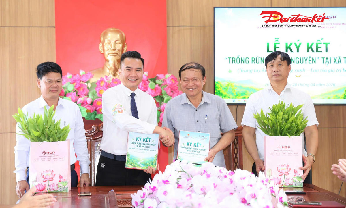 Chiều 28/4 vừa qua, tại UBND xã Toàn Lưu (Hà Tĩnh), Công ty CP Đầu tư và Thương mại Hoàng Gia Phát (Hoàng Gia Phát Group) phối hợp với Đảng ủy, HĐND, UBND và Ủy ban MTTQ Việt Nam xã Toàn Lưu tổ chức lễ ký kết chương trình “Trồng rừng hoàn nguyên”. Ảnh: Mr D