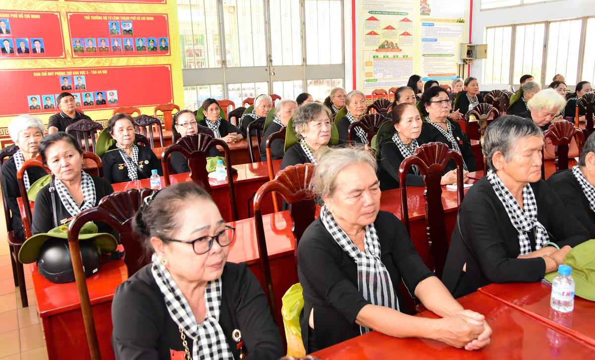 Quang cảnh buổi gặp mặt, tặng quà tri ân. Ảnh: Minh Phương.