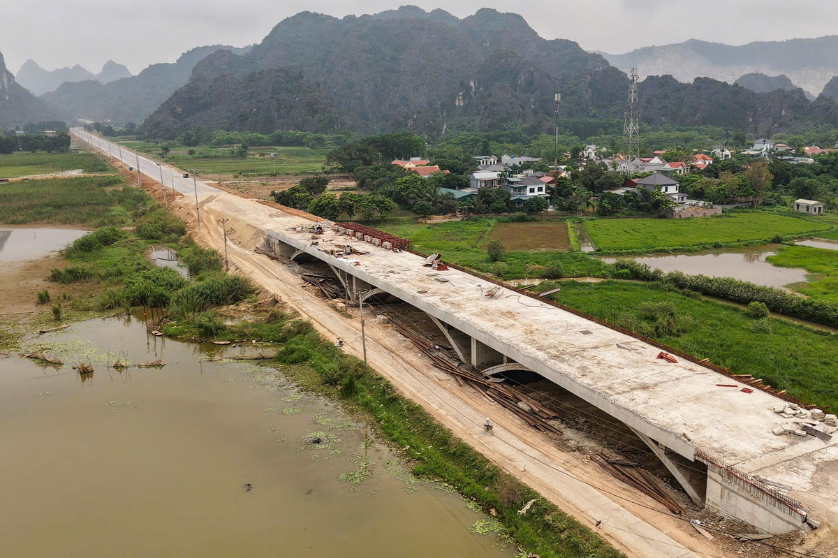 Các công trình cầu, cống trên tuyến cũng đang dần hoàn thiện. Cầu Đá Hàn đã hoàn thành, cầu Đầm Cút cơ bản xong phần chính và đang hoàn thiện các hạng mục cuối; các cầu vượt đang tiếp tục thi công phần thân cầu. Ảnh: Đình Minh