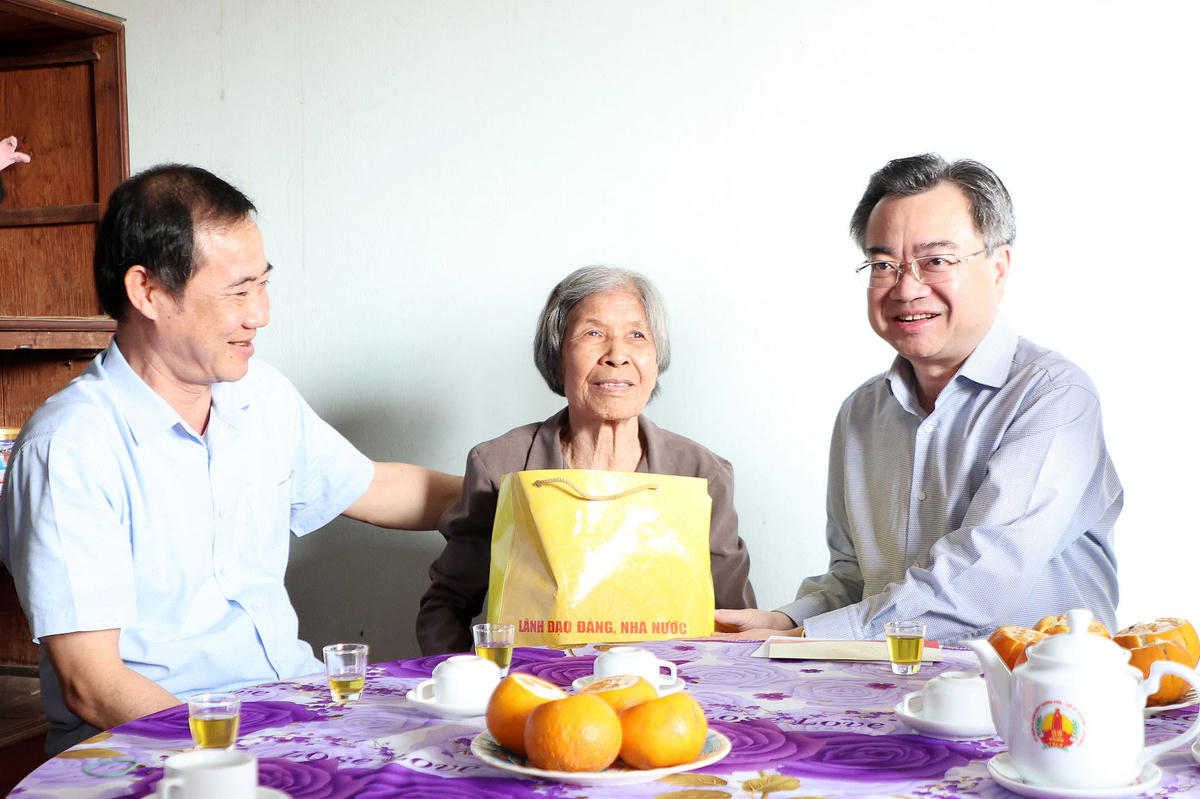 Ông Nguyễn Thanh Nghị, Trưởng Ban Chính sách, Chiến lược Trung ương và ông Nguyễn Thái Học, Phó Bí thư Đảng ủy MTTQ Việt Nam, các đoàn thể Trung ương tặng quà tri ân bà Lương Thị Thân.