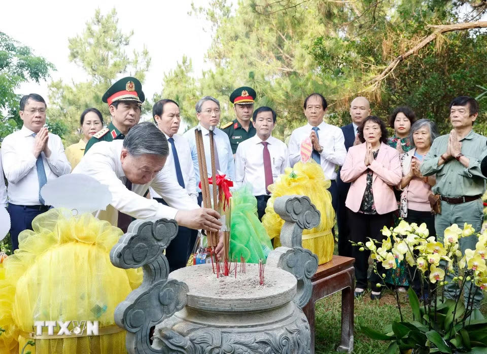 Tổng Bí thư, Chủ tịch nước Tô Lâm cùng Đoàn công tác Trung ương và lãnh đạo tỉnh Quảng Trị dâng hoa, dâng hương tại khu mộ Đại tướng Võ Nguyên Giáp. (Ảnh: Thống Nhất/TTXVN)