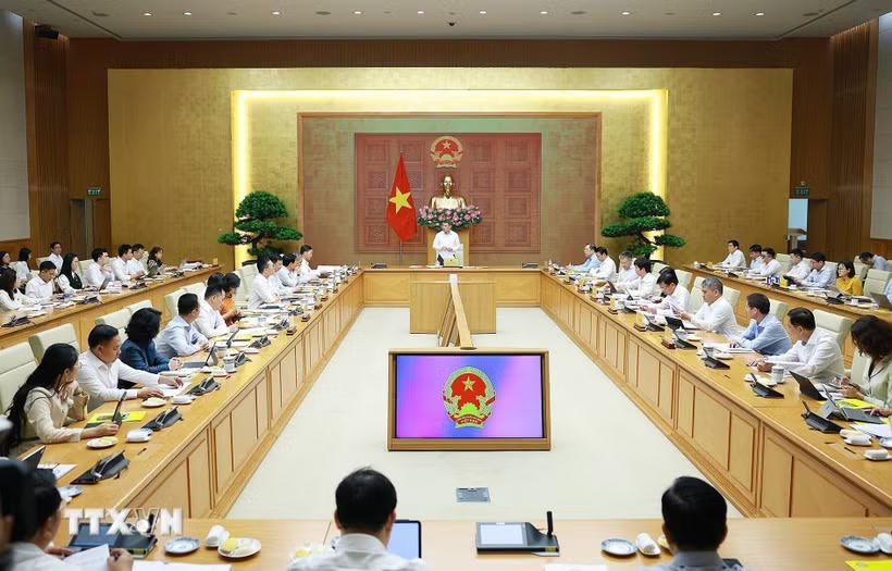 Thủ tướng Lê Minh Hưng làm việc với lãnh đạo Ngân hàng Nhà nước. (Ảnh: Dương Giang/TTXVN).