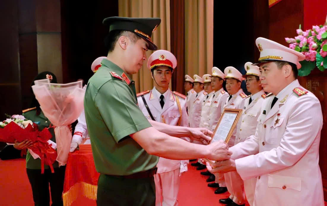 Thiếu tướng Cao Minh Huyền trao quyết định cho các chiến sĩ. Ảnh: CACC.