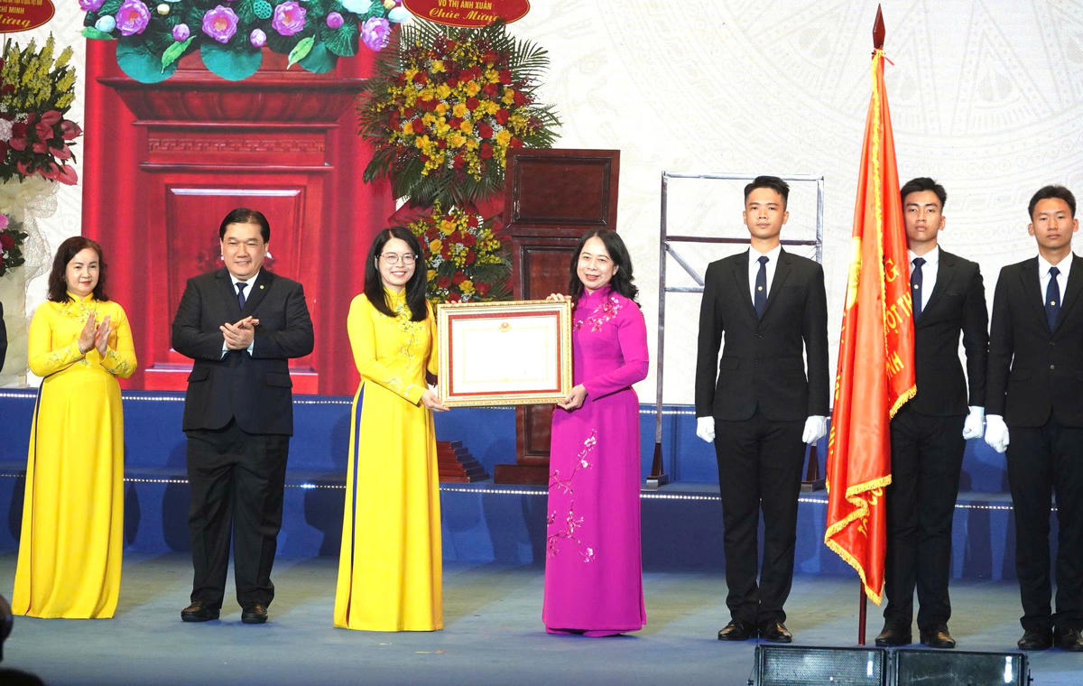 &nbsp;Phó Chủ tịch nước Võ Thị Ánh Xuân&nbsp;trao Huân chương Lao động hạng Nhất cho Saigontourist. Ảnh: M.H