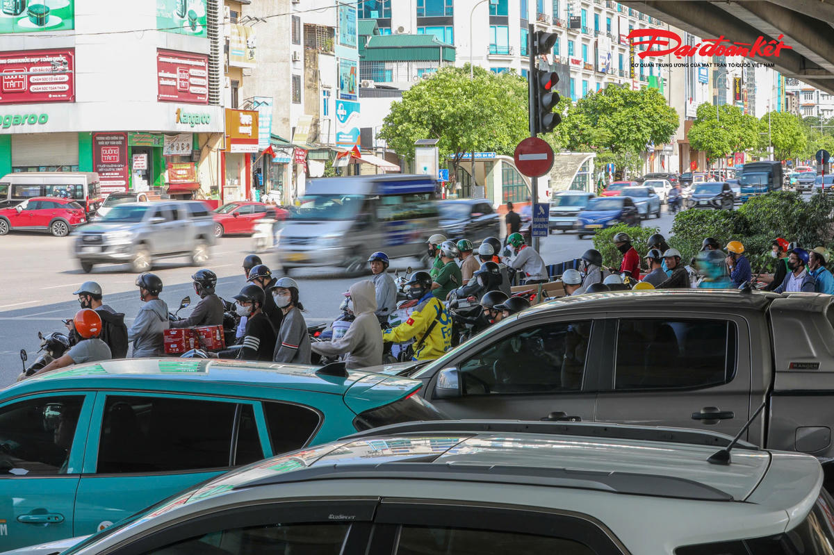 Tại các nút giao trọng điểm như Phạm Hùng - Trần Duy Hưng, Nguyễn Trãi - Khuất Duy Tiến, lực lượng CSGT căng mình phân luồng, hướng dẫn phương tiện di chuyển ổn định.