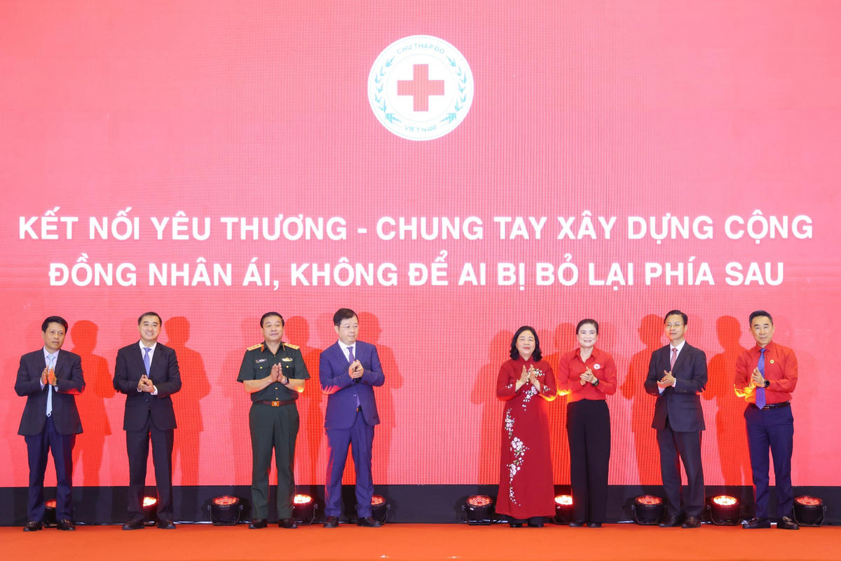 Các đại biểu bấm nút chính thức phát động Tháng nhân đạo năm 2026. Ảnh: Quang Vinh