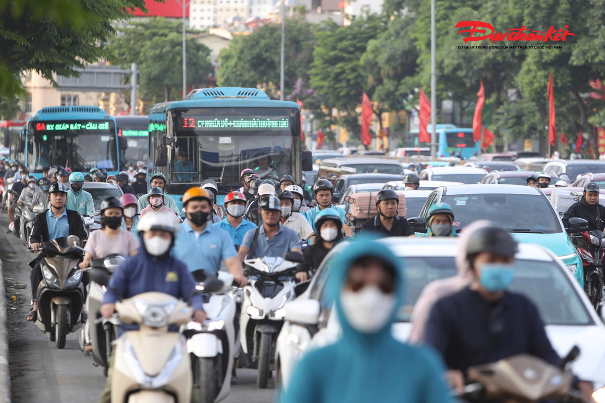 Dòng xe đông đúc rời Hà Nội, người dân bắt đầu kỳ nghỉ lễ 30/4 - 1/5