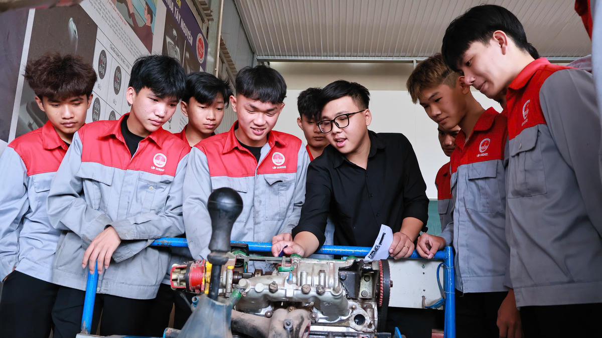 Học sinh đang theo học lớp nghề Công nghệ Ô tô tại Trường Cao đẳng Bách Khoa Tây Nguyên.