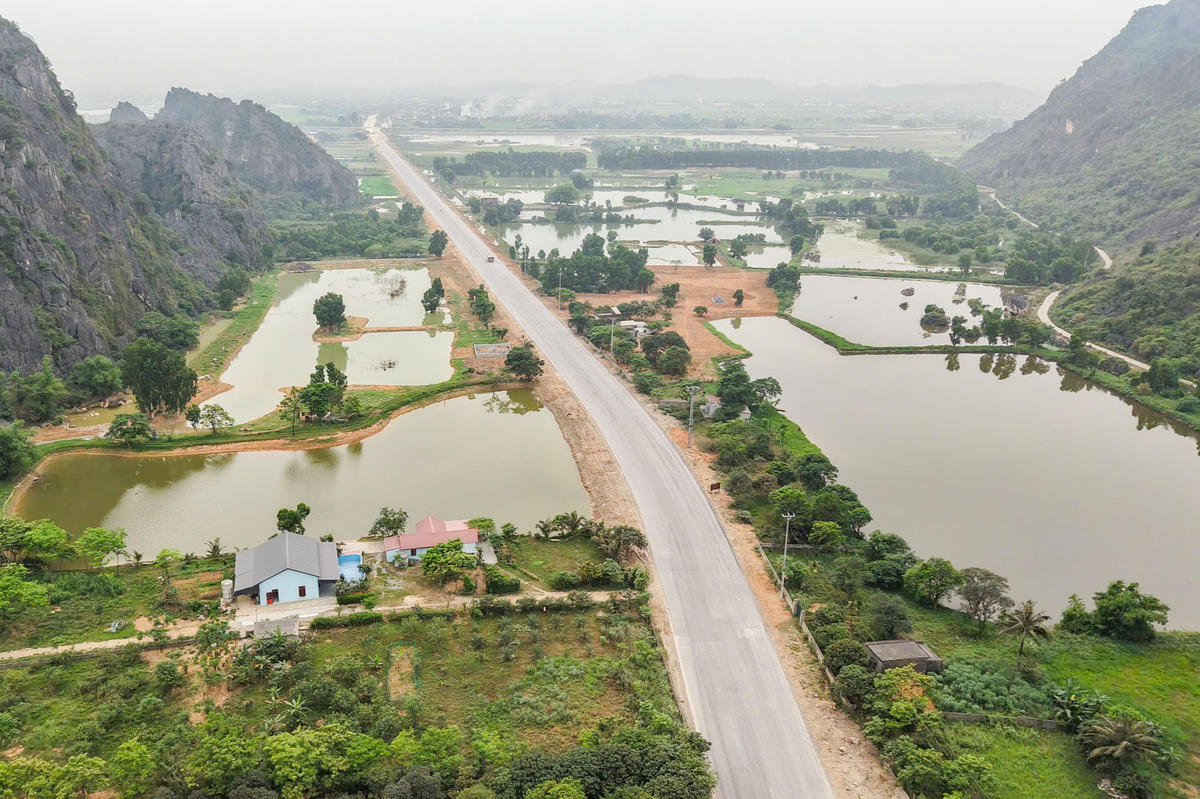Theo ghi nhận của PV, dự án hiện đã bước vào giai đoạn thi công tăng tốc. Trên các đoạn đã được bàn giao mặt bằng, nhà thầu tổ chức thi công theo hình thức 'cuốn chiếu', bảo đảm tiến độ từng hạng mục. Ảnh: Đình Minh