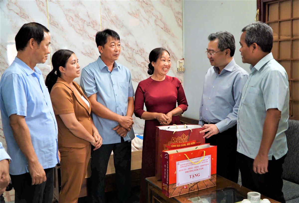 Trưởng ban Chính sách, Chiến lược Trung ương Nguyễn Thanh Nghị thăm, trao quà cho gia đình Mẹ Việt Nam Anh hùng Đặng Thị Thu. Ảnh: CV.