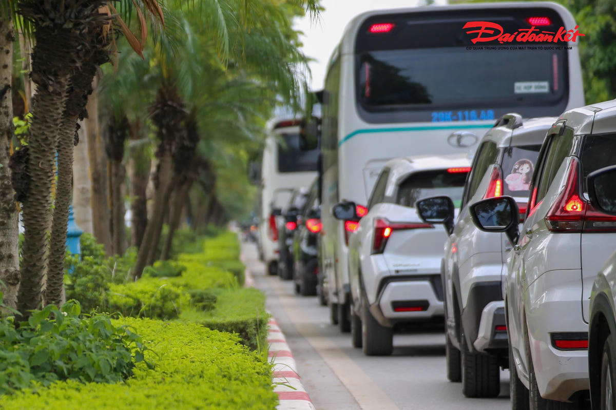 Dòng xe rời Thủ đô, giao thông cửa ngõ phía Đông vẫn thông suốt